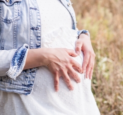 Bauch einer schwangeren Frau